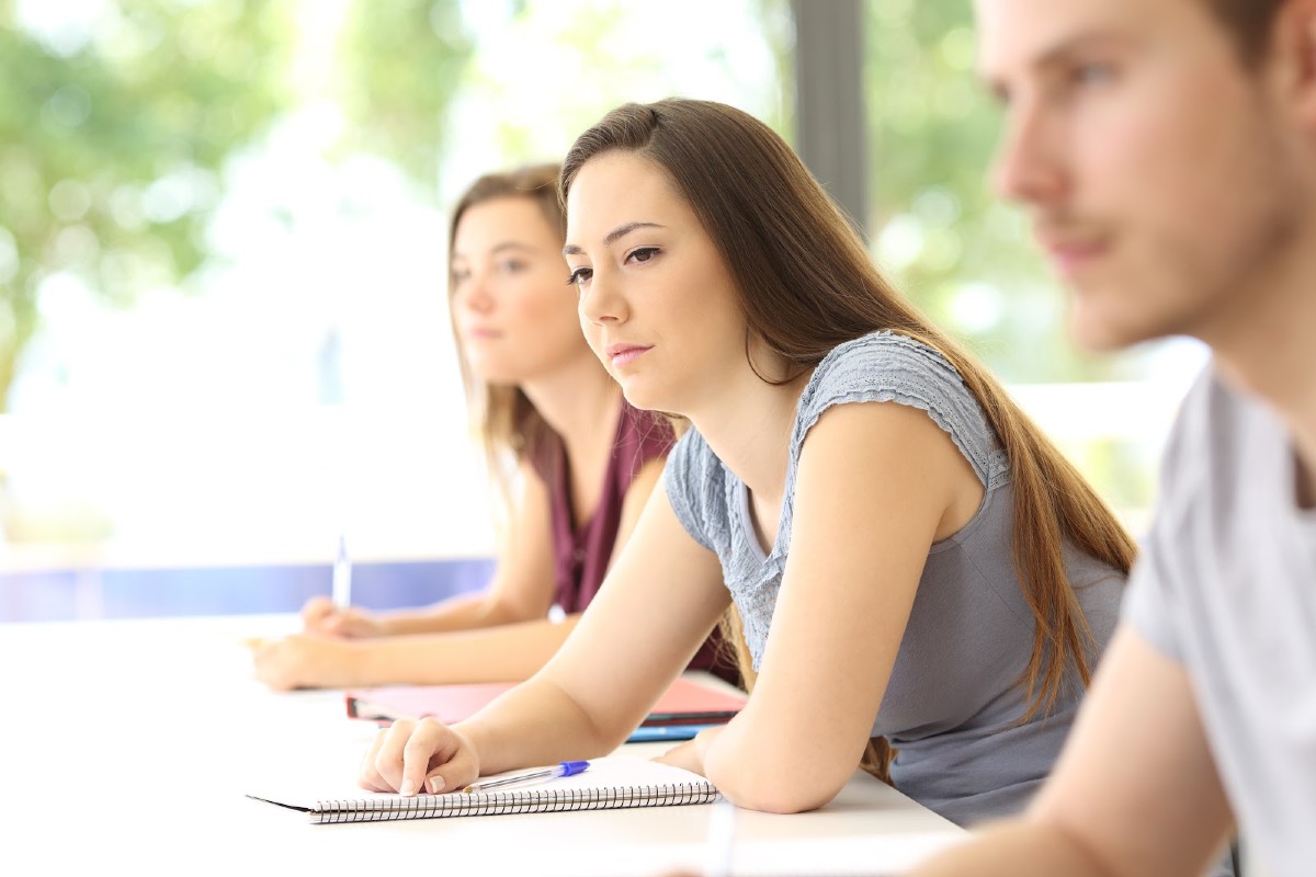 Bad student. Студент отвлёкся от телефона. Студент смотрит на время. Студенты смотрят вдаль. Students looking for a class.